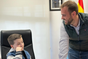 Alberto Escribano recibe a Rubén y Lidia en el Día Mundial del Autismo para conocer y concienciar sobre el TEA