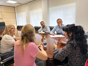 Alberto Escribano acuerda con la comunidad Estrella de Oriente (La Poveda) mejoras en mobiliario urbano y accesibilidad