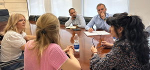 Alberto Escribano acuerda con la comunidad Estrella de Oriente (La Poveda) mejoras en mobiliario urbano y accesibilidad
