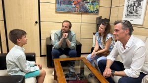 Alberto Escribano recibe a Aitor Díaz, el argandeño ganador de las II Olimpiadas Internacionales de Tecnología