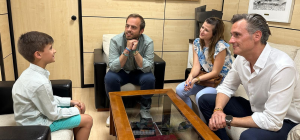 Alberto Escribano recibe a Aitor Díaz, el argandeño ganador de las II Olimpiadas Internacionales de Tecnología