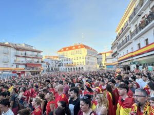 Miles de personas abarrotan la Plaza de Arganda para vivir la victoria de España en la Eurocopa
