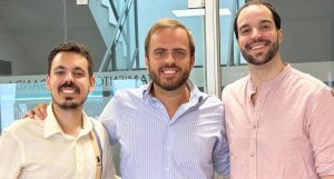 Escribano recibe a los dos investigadores argandeños que han sido escogidos entre miles de solicitantes de toda Europa para cursar una de las prestigiosas becas Marie Curie