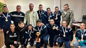 Alberto Escribano recibe al equipo de fútbol adaptado del Arganda Futsal tras proclamarse campeones de España