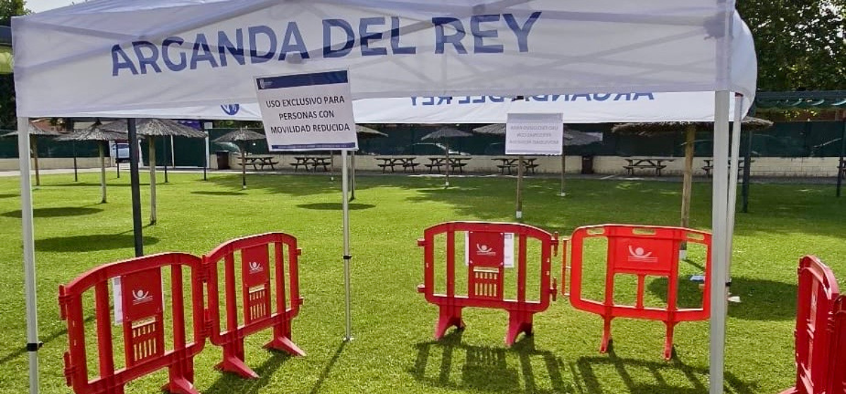 Habilitamos espacio de sombra reservado en las piscinas de verano de Arganda para personas con movilidad reducida