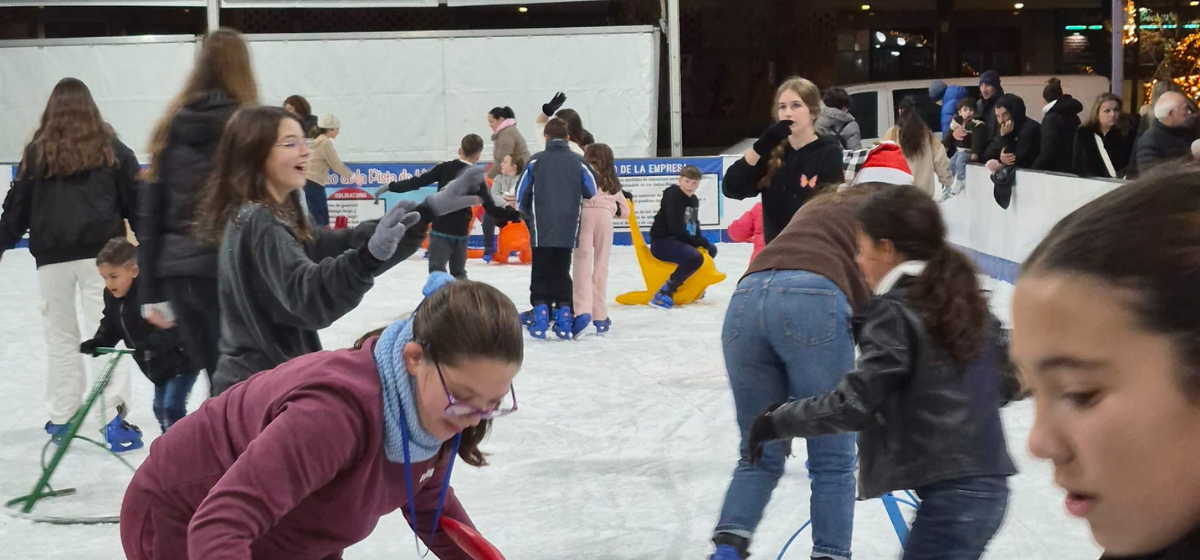 Más de 4.000 personas han pasado ya por la pista de hielo de la Plaza de la Alegría de Arganda