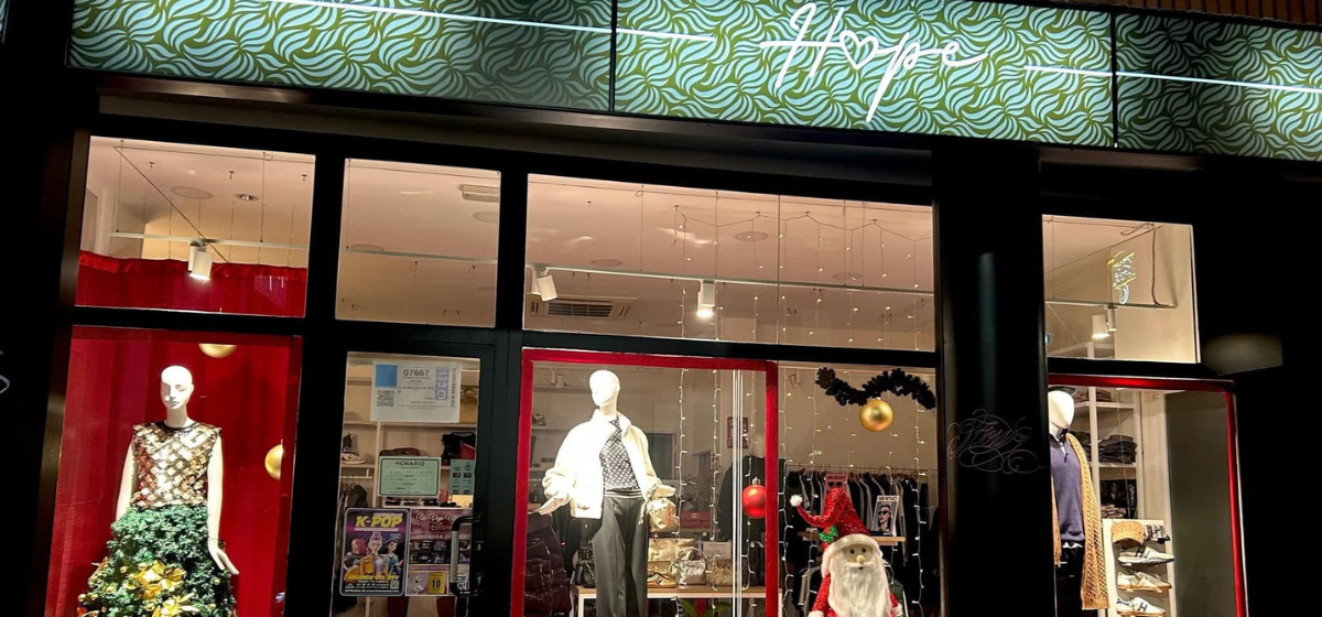 La tienda Hope Modashop, ganadora del Concurso de Escaparates Navideños 2025 de Arganda
