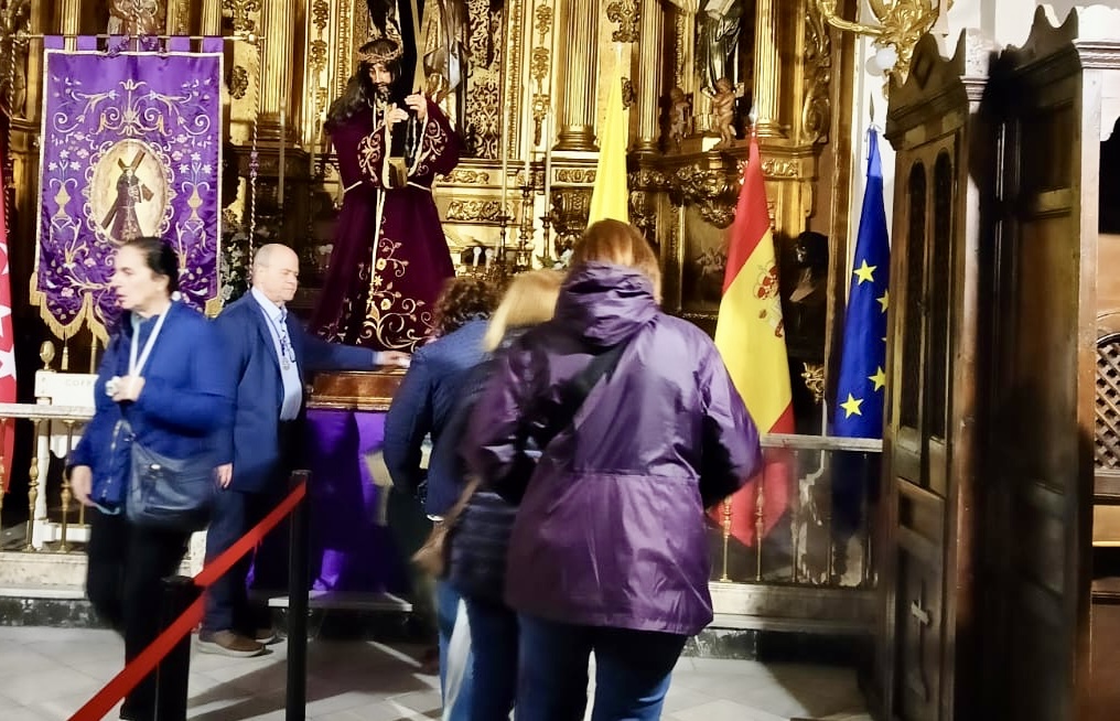 Más de 1.100 personas participan en el primer Besapies nazareno en Arganda