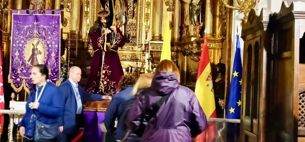 Más de 1.100 personas participan en el primer Besapies nazareno en Arganda
