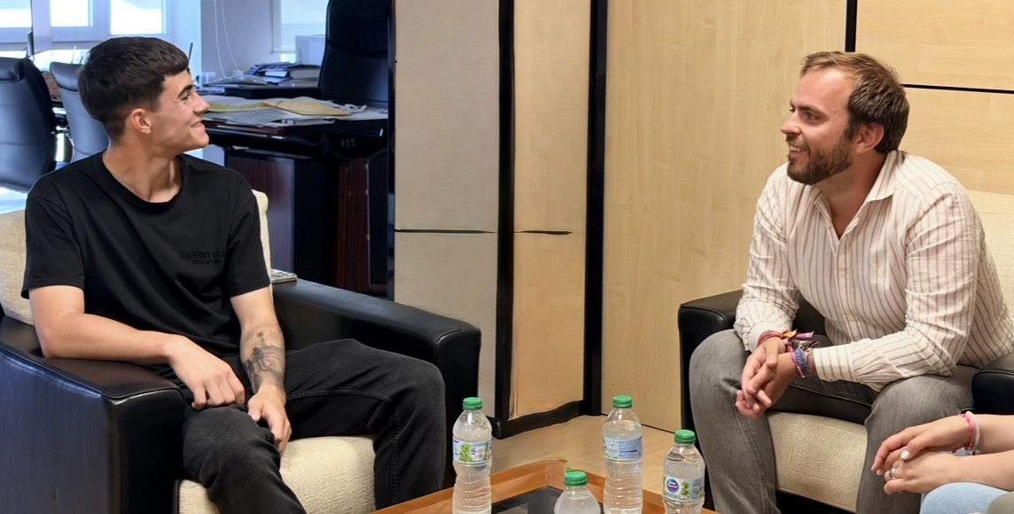 Alberto Escribano recibe al argandeño Álvaro Lezcano, ganador de la Youth League con el Real Madrid