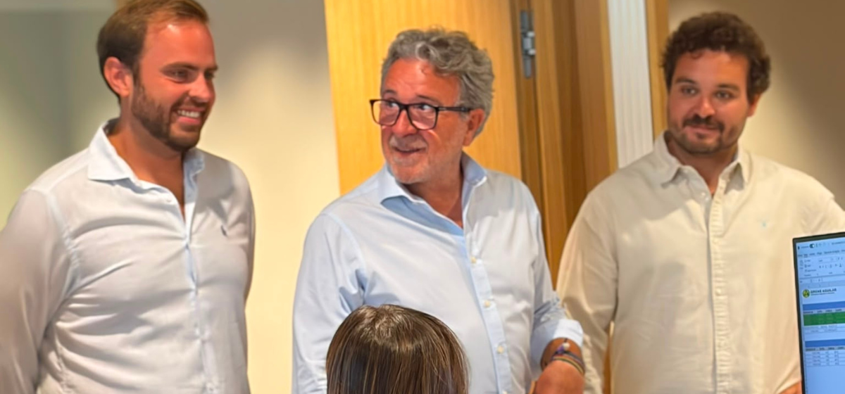 Alberto Escribano visita las nuevas instalaciones de Grúas Aguilar en Arganda